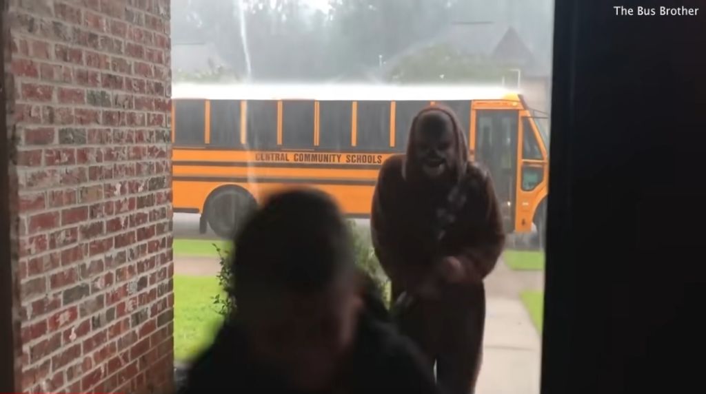 매일 다른 코스튬을 하고 동생을 마중 나가는 형 | 인스티즈