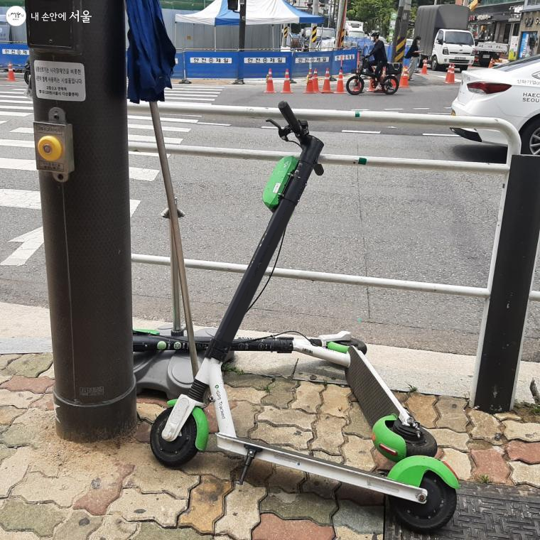 인도에 불법주차된 전동 킥보드 1분만에 신고하는 법 | 인스티즈