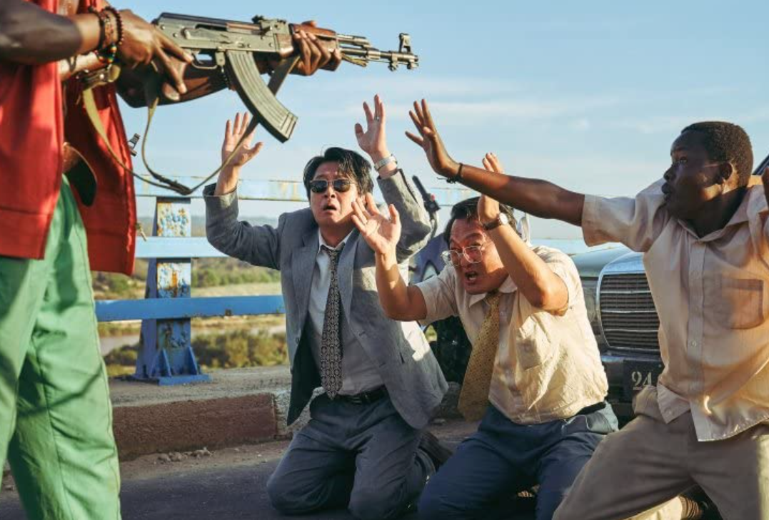 아이에게 인형을 쥐어주면 아이가 되지만 총을 쥐어주면 테러리스트가 된다는걸 보여준 장면 | 인스티즈