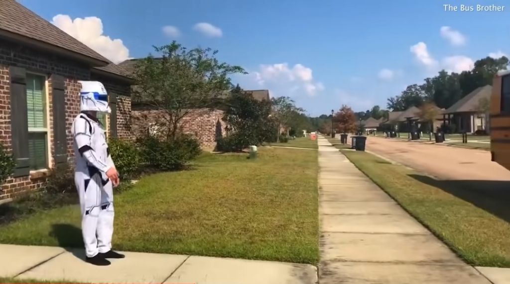 매일 다른 코스튬을 하고 동생을 마중 나가는 형 | 인스티즈