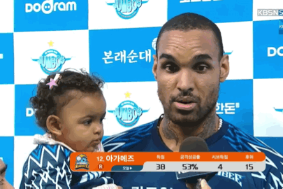 아빠 인터뷰 방해하는 딸램.gif | 인스티즈