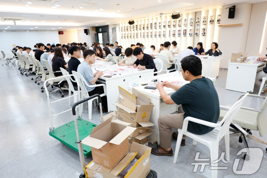 3일째 스티커 작업하는 광주 공무원들 | 인스티즈