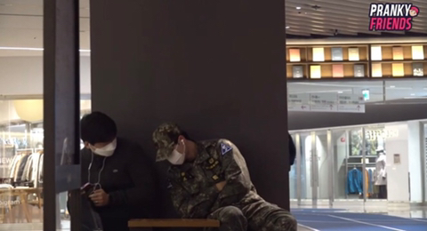 (감동 실험) 군인이 어깨에 기대 잠든다면? +댓글 | 인스티즈