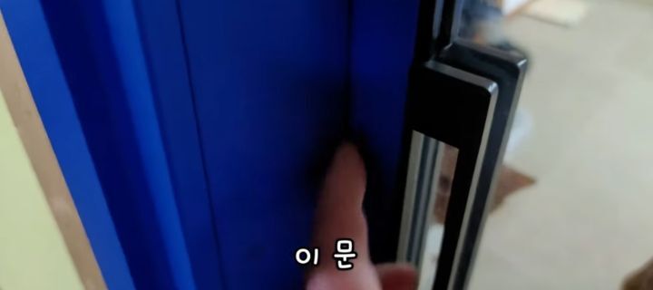 [매탈남] 고양이가 틈이 없는 샷시문을 여는 방법 | 인스티즈