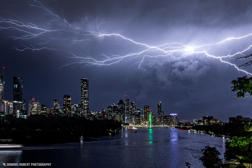 여러분들... 천둥번개 심하게 칠 때는 샤워도 하면 안된다는거... 아셨습니까? | 인스티즈