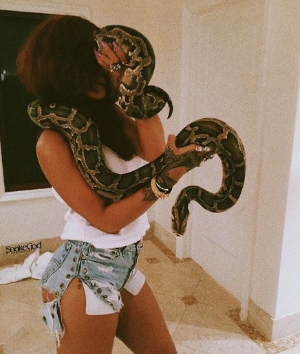 리한나가 거의 10년째 안 버리고 있는 바지 | 인스티즈