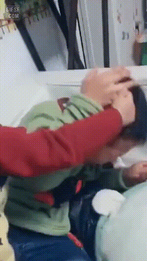 어휴 이 조그만걸 줘팰수도 없고.gif | 인스티즈