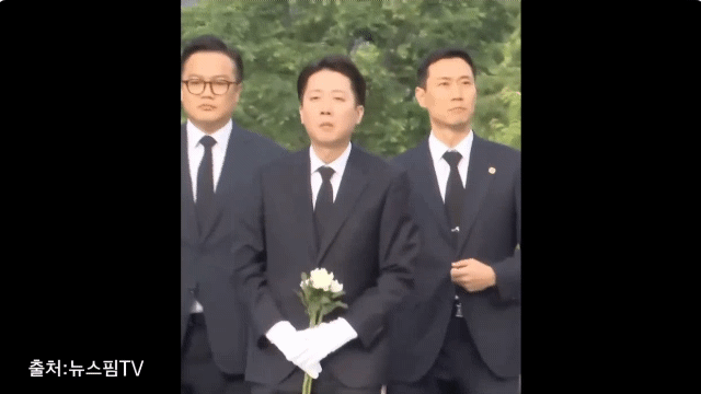 노무현 전 대통령 참배하면서 눈알굴리는 이준석 | 인스티즈