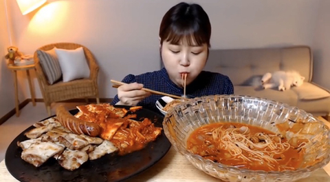 흔한 먹방 유튜버의 댕댕이 jpg | 인스티즈