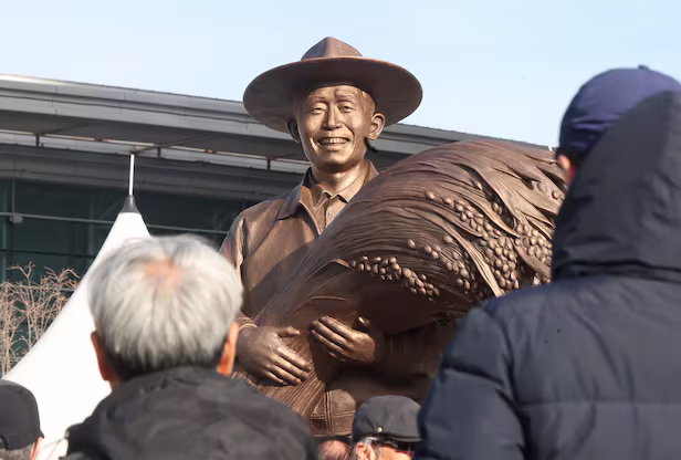 대구시, 박정희 동상 지키려고 공무원들 불침번…공무원노조 반발 | 인스티즈