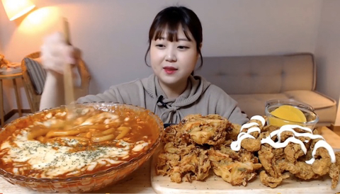 흔한 먹방 유튜버의 댕댕이 jpg | 인스티즈