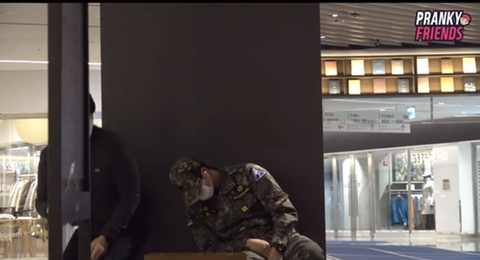 (감동 실험) 군인이 어깨에 기대 잠든다면? +댓글 | 인스티즈