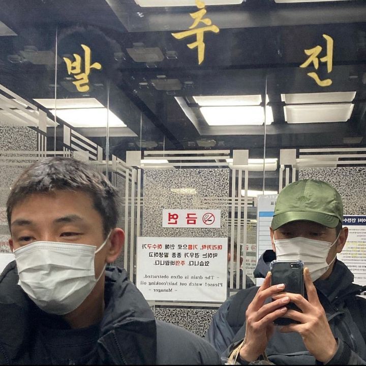 "저 사람은 누구니?” 너무 친해 럽스타그램(?) 소리 나오는 유아인 인스타 | 인스티즈
