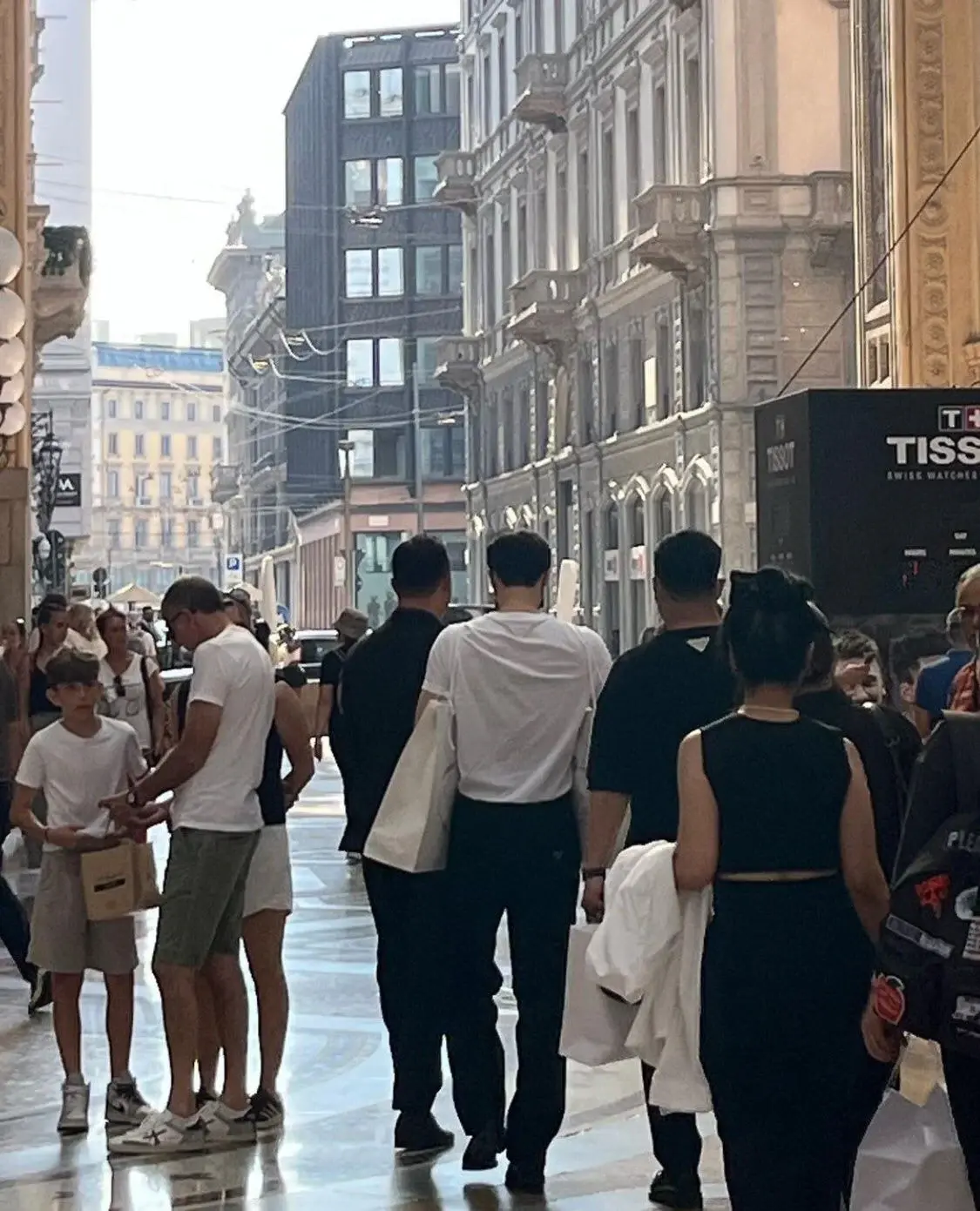 키 큰 줄몰랐다가 놀란사람 많다는 송강 밀라노 길거리 목격짤 | 인스티즈