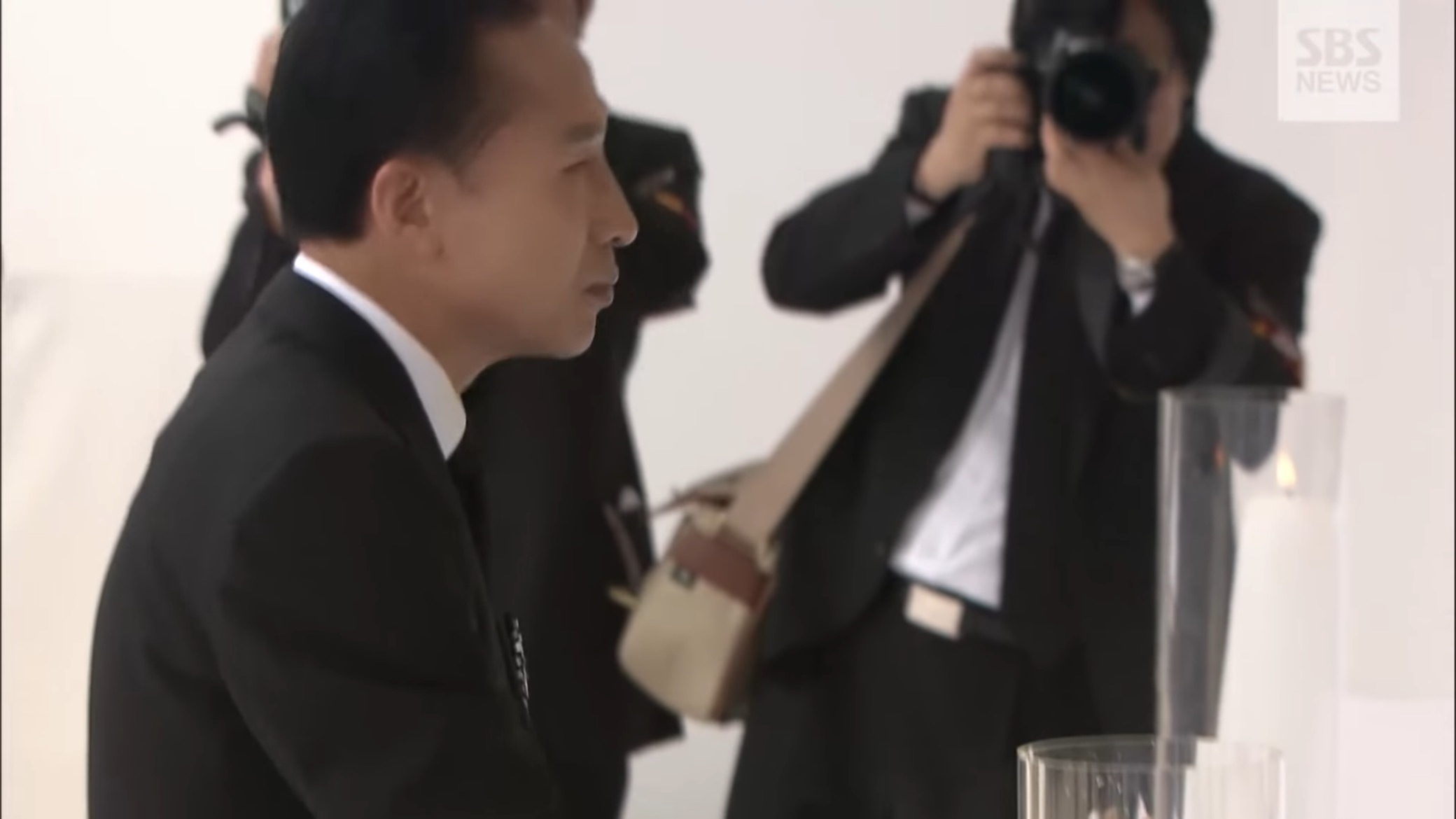 故노무현 대통령 영결식에서 분향하는 이명박.jpgif | 인스티즈