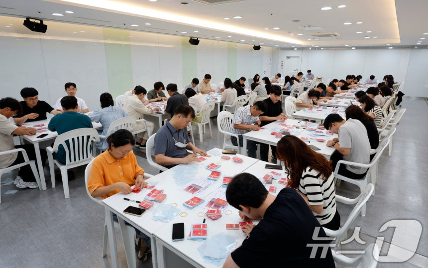 3일째 스티커 작업하는 광주 공무원들 | 인스티즈