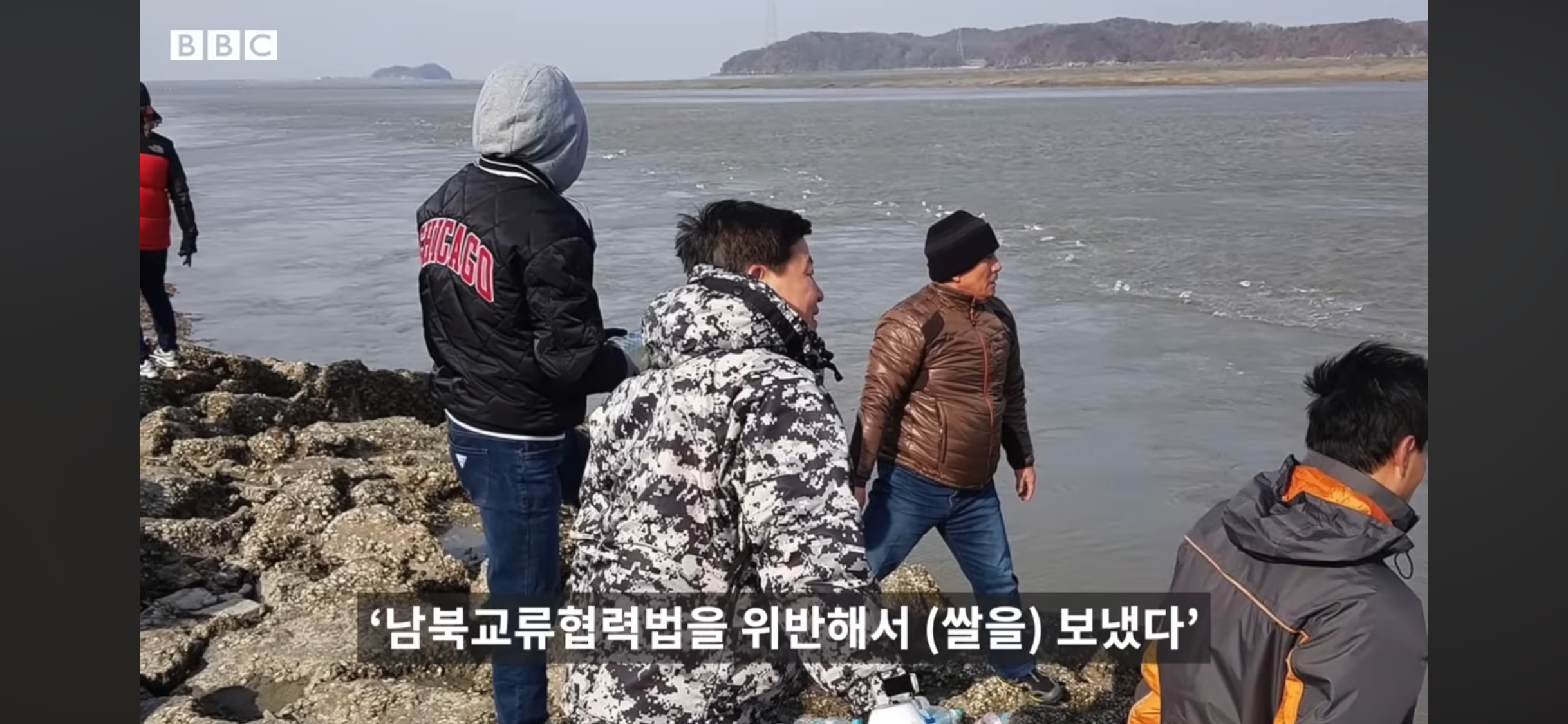쌀이 든 페트병을 북한으로 보내는 사람들 | 인스티즈