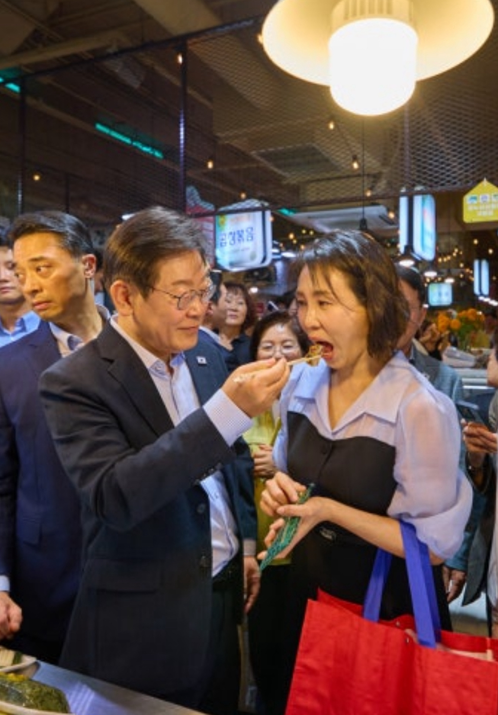 시장에서 먹방 찍는 잼시랑 혜경여시 | 인스티즈