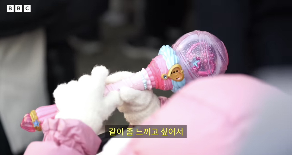 탄핵 표결 순간, 국회 앞에 있던 아기들 | 인스티즈