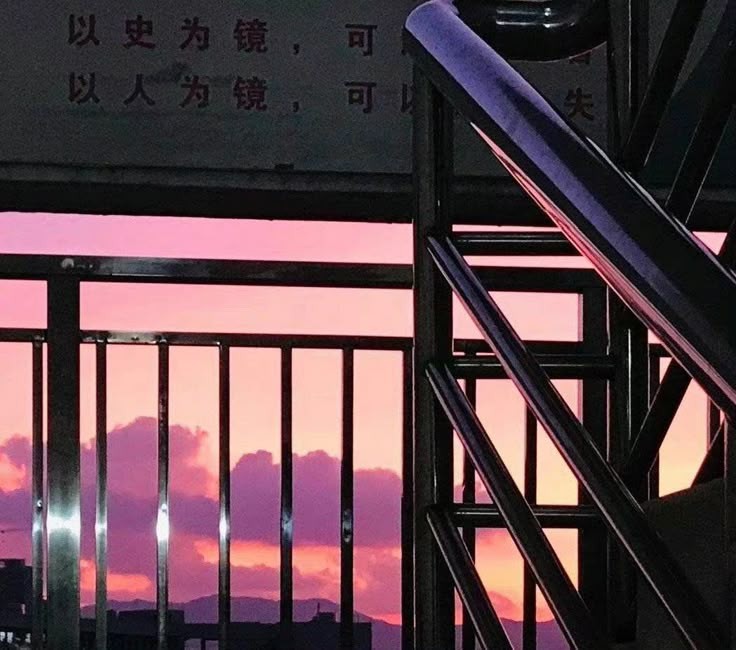 초저녁 걸어가다 넋놓고 올려다보게 되는 날 | 인스티즈