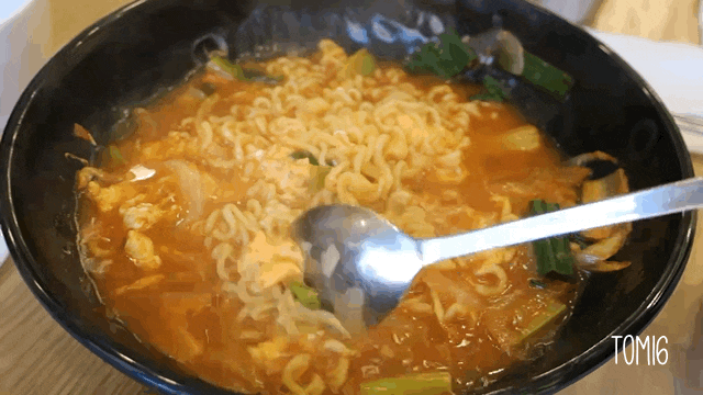 라면 먹기 딱 좋은 시간에 보는 라면 보글보글 맛 좋은 라면... gif | 인스티즈