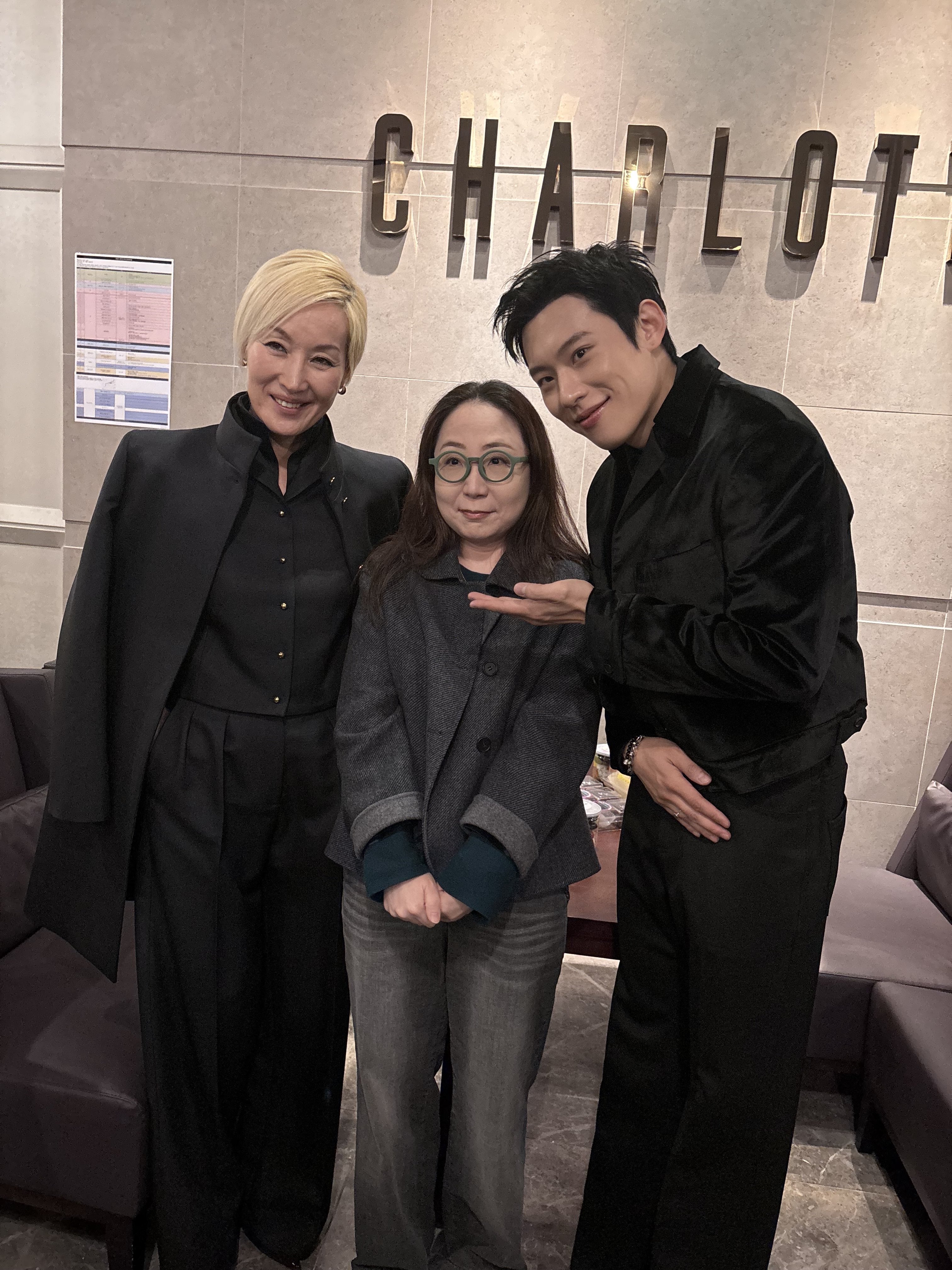 영화 파과 이혜영&김성철과 사진 찍은 구병모 작가 | 인스티즈