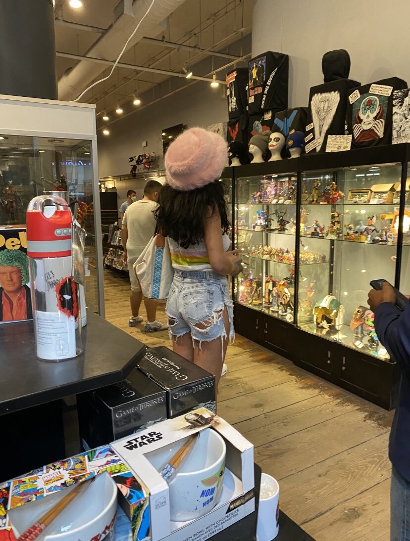 리한나가 거의 10년째 안 버리고 있는 바지 | 인스티즈