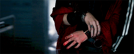 [마블] 완다 (스칼렛위치) 엘리자베스 올슨의 맛깔나는 손 연기.gif | 인스티즈