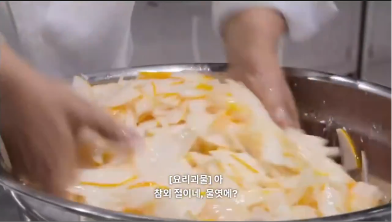 후덕죽선생님 6.25도 겪으신 연세라고..? 근데 임성근덜할아버지가 후선생님 칼 뺏어쓰고 참외김치하게햇다고 이겋도정말웃김 | 인스티즈