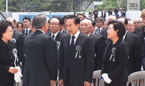 故노무현 대통령 영결식에서 분향하는 이명박.jpgif | 인스티즈