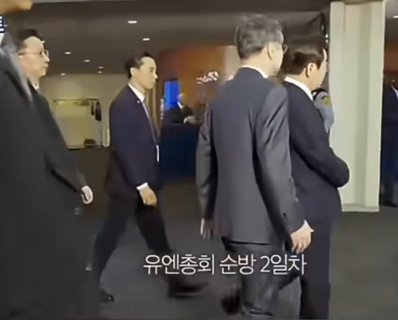 이재명 대통령이 탈 땐 잘 작동하더니 트럼프 일행이 타니 멈추는 에스컬레이터😂 | 인스티즈