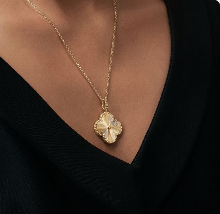 전 세계적으로 가장 히트 친 목걸이가 아닐까 하는 .jpg | 인스티즈