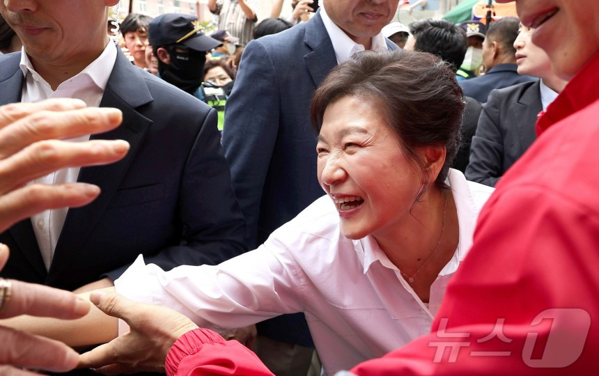 어제자 박근혜 서문시장 룩 | 인스티즈