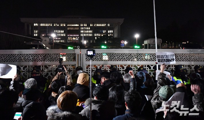 경찰이 막은 것과 열어준 것 | 인스티즈