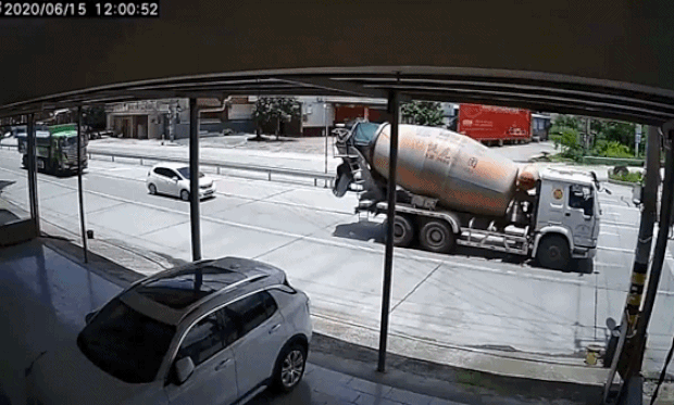 고속도로에서 대형차랑은 피해 가려는 이유.gif | 인스티즈