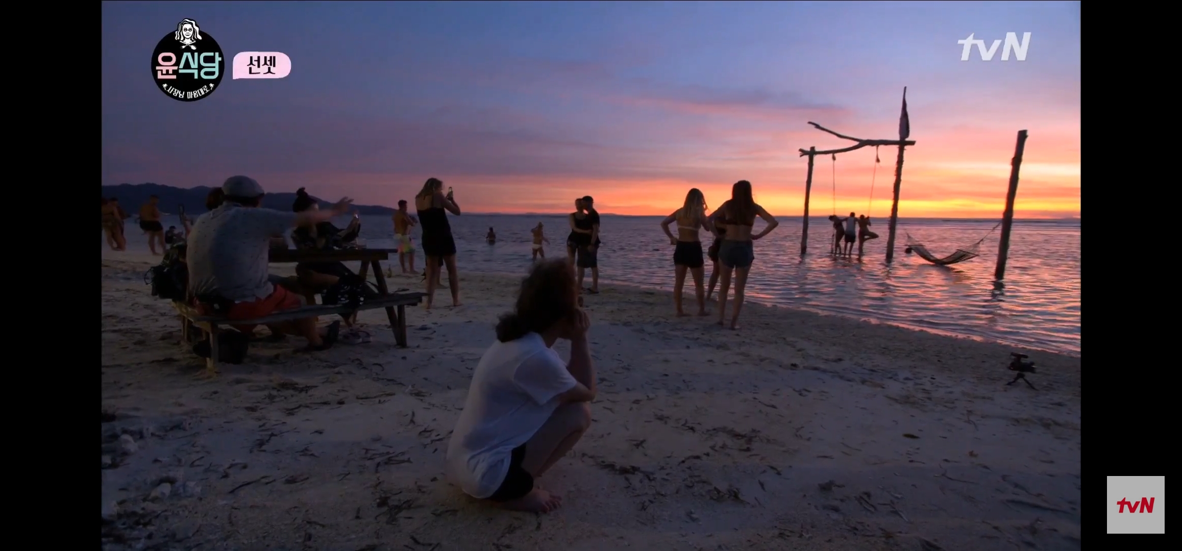 [윤식당] 난 노을 지는게 너무 싫은거 있지. 꼭 울어야 될 거 같아 | 인스티즈
