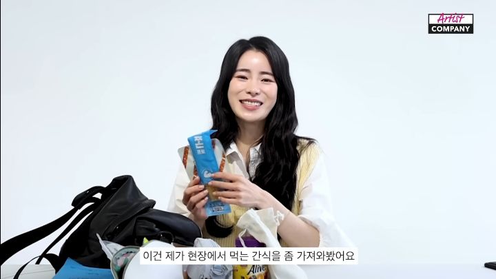 배우 임지연 왓츠인마이백: 진짜 가방 끝없는 영양제와 헬창템들 | 인스티즈