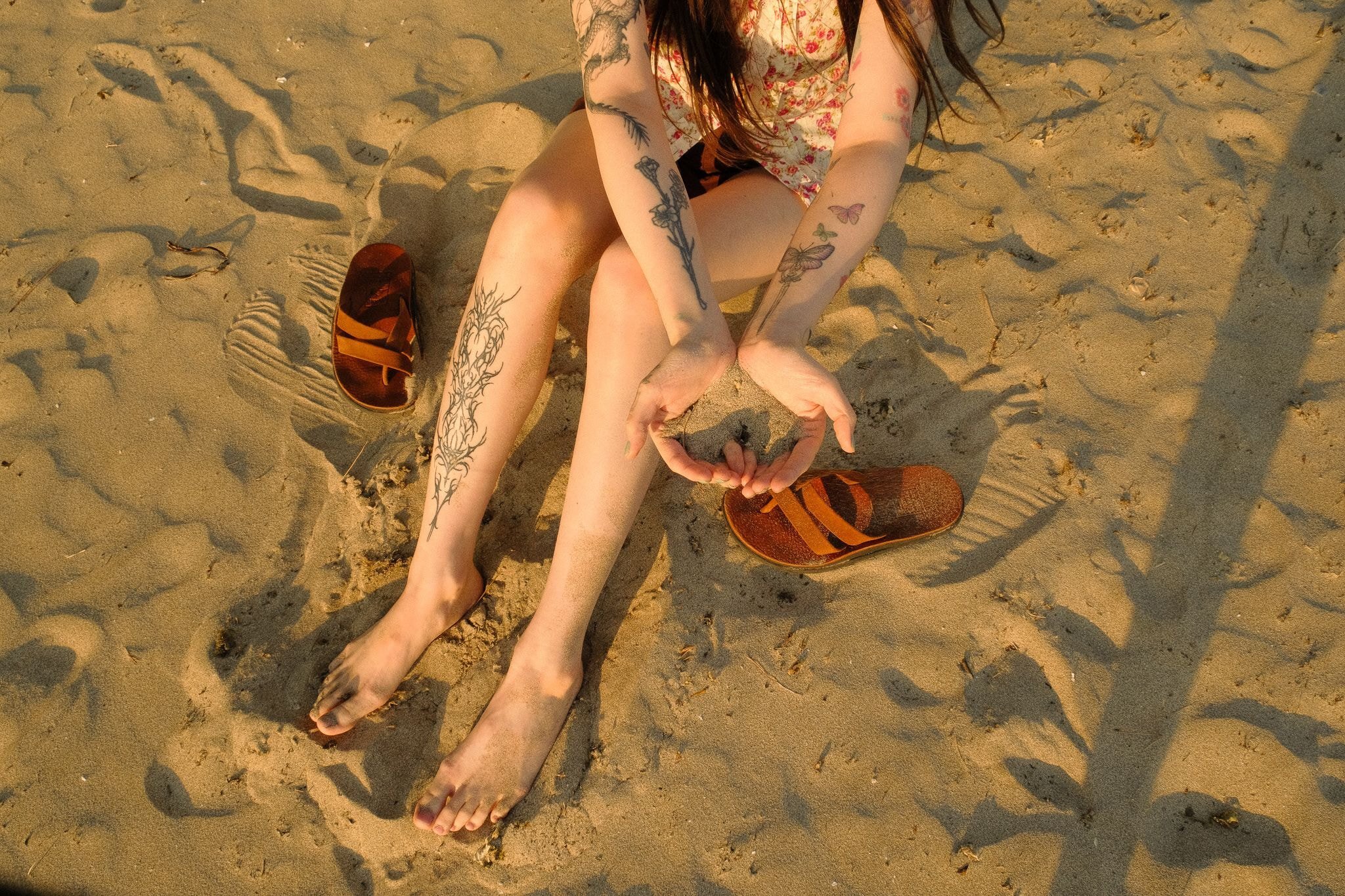 백예린 다리에 새로 추가된 타투.jpg | 인스티즈