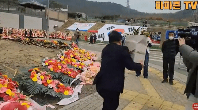 박근혜한테 난 거절당한 뒤 쪽팔려서 냅다 도망가는 이준석 비서.gif | 인스티즈