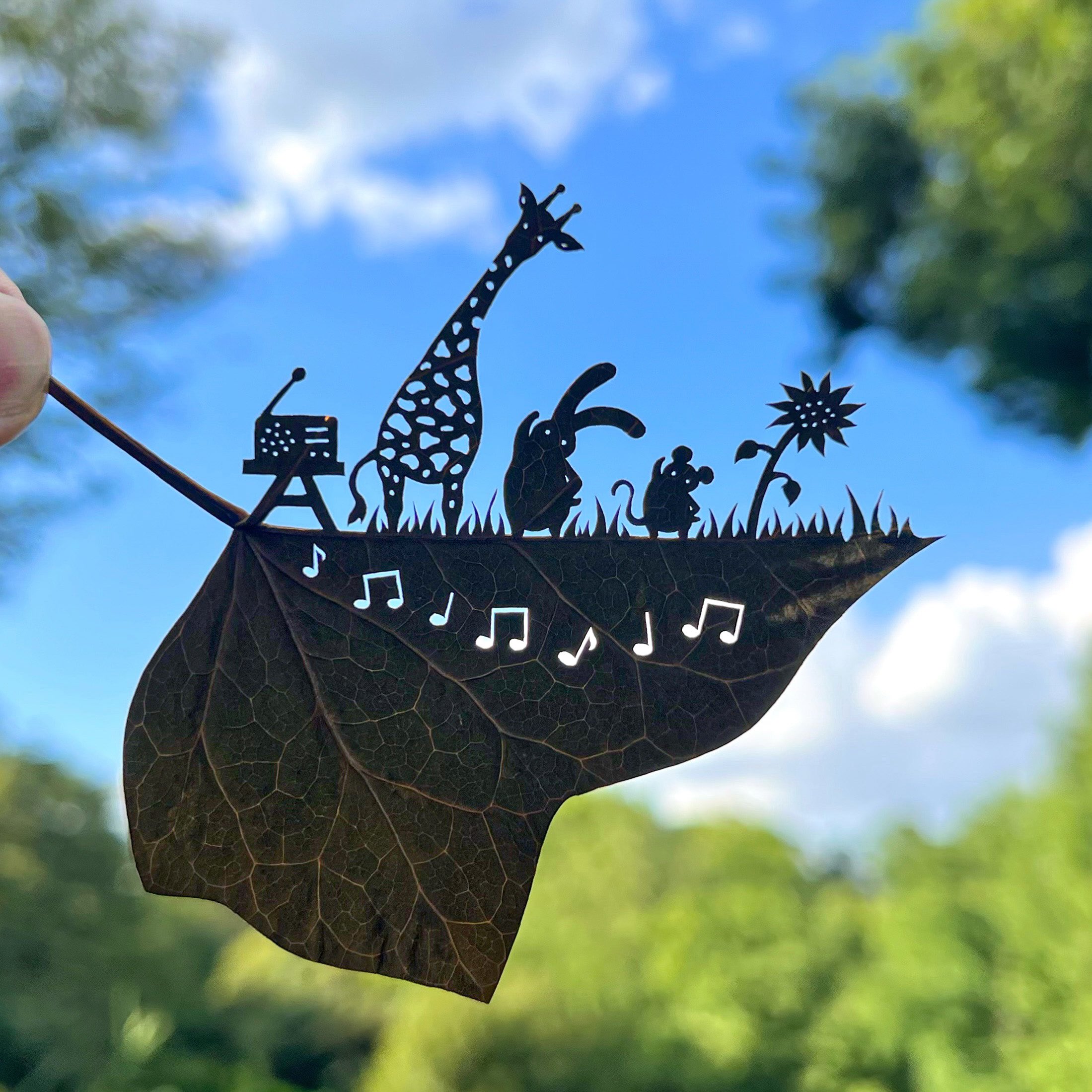 ADHD를 가진 작가가 만든 나뭇잎 아트 작품 | 인스티즈