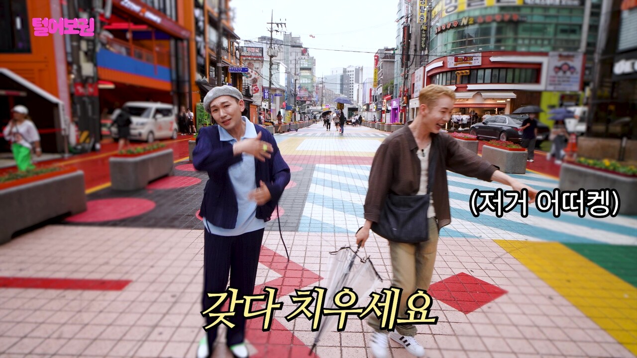 러쉬 직원들 텐션에도 눈 하나 깜빡하지 않는 조권과 김호영ㅋㅋㅋㅋㅋ.jpg | 인스티즈