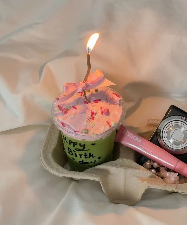 해외에서 유행한다는 음료에 초 꽂기.jpg | 인스티즈