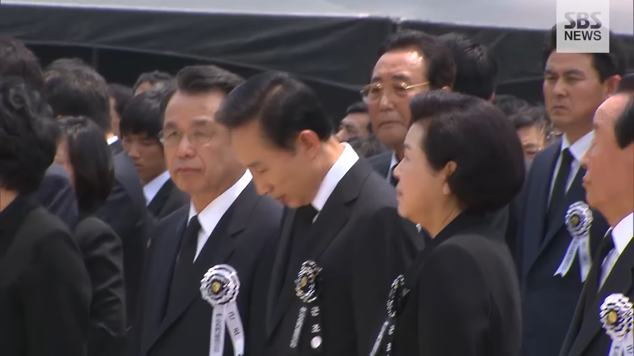 故노무현 대통령 영결식에서 분향하는 이명박.jpgif | 인스티즈