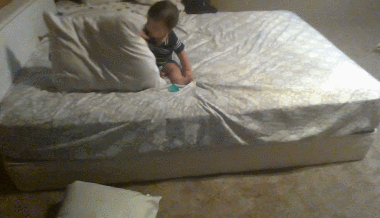 아기가 침대에서 내려오는 방법......gif | 인스티즈