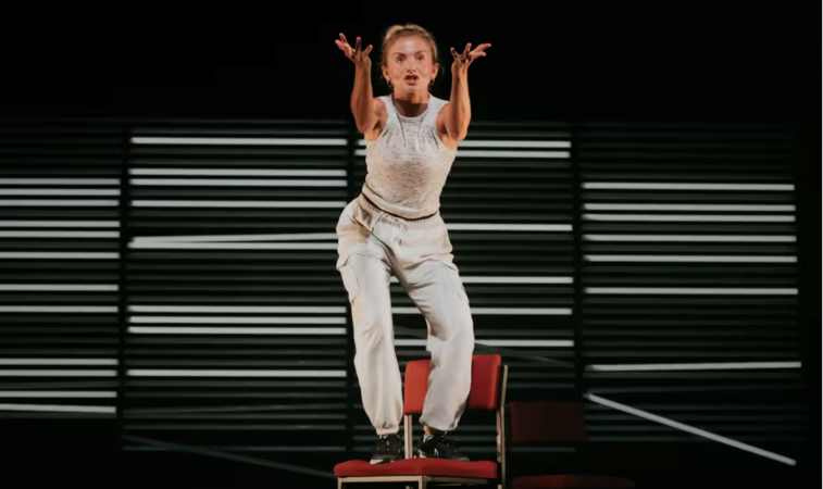 엘리자베스 여왕 장례식 논란으로 역주행을 하게 된 1인극 | 인스티즈