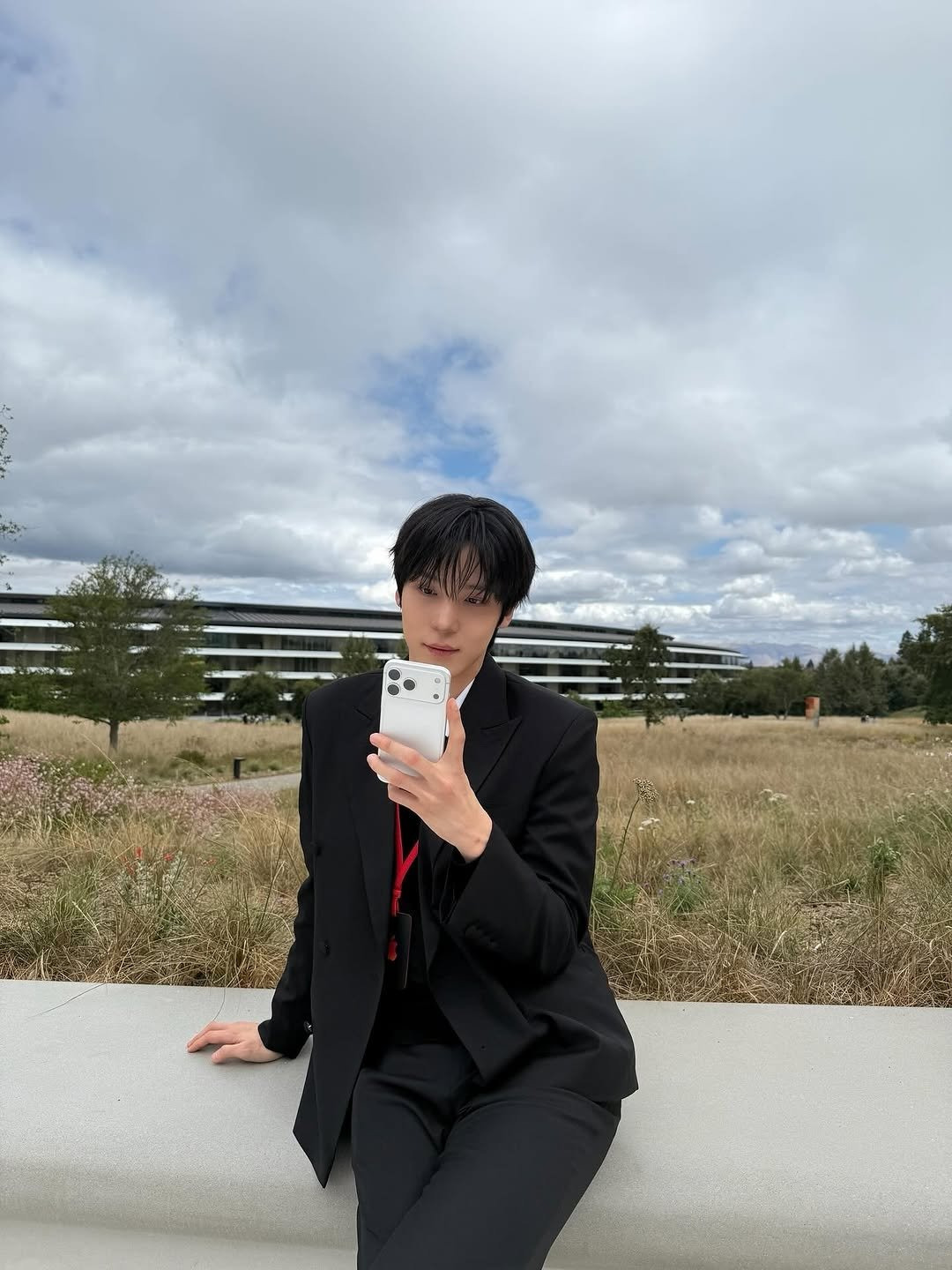 아이폰 17 행사에 초청된 아이돌이 찍어 올린 아이폰17프로 실버 자연광 사진 | 인스티즈