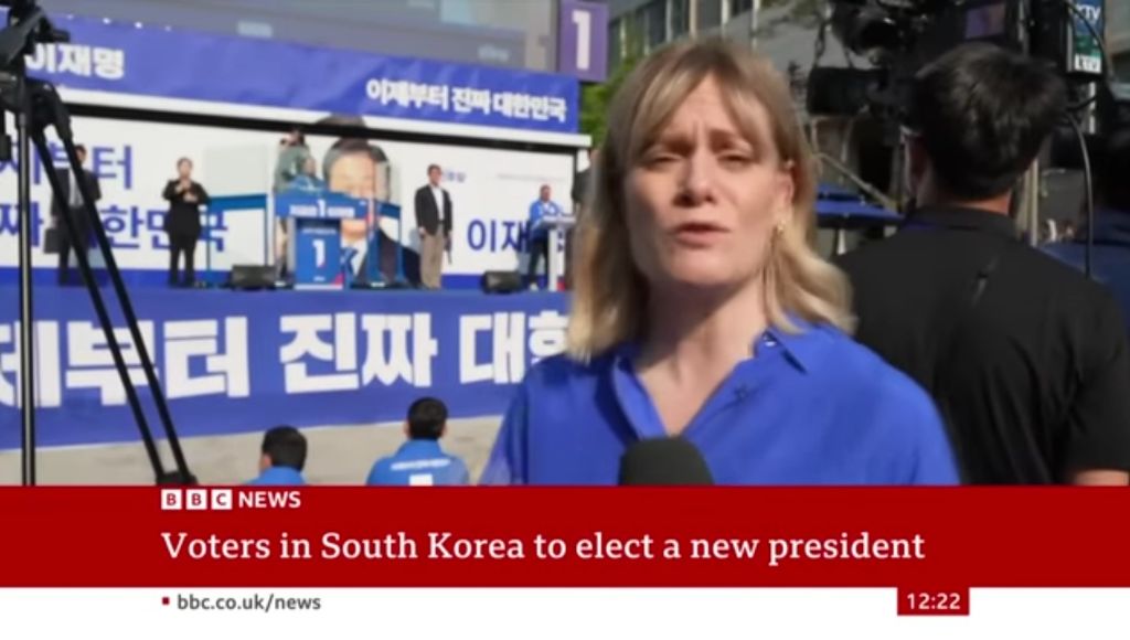 파란색 티셔츠 입은 BBC 기자 | 인스티즈