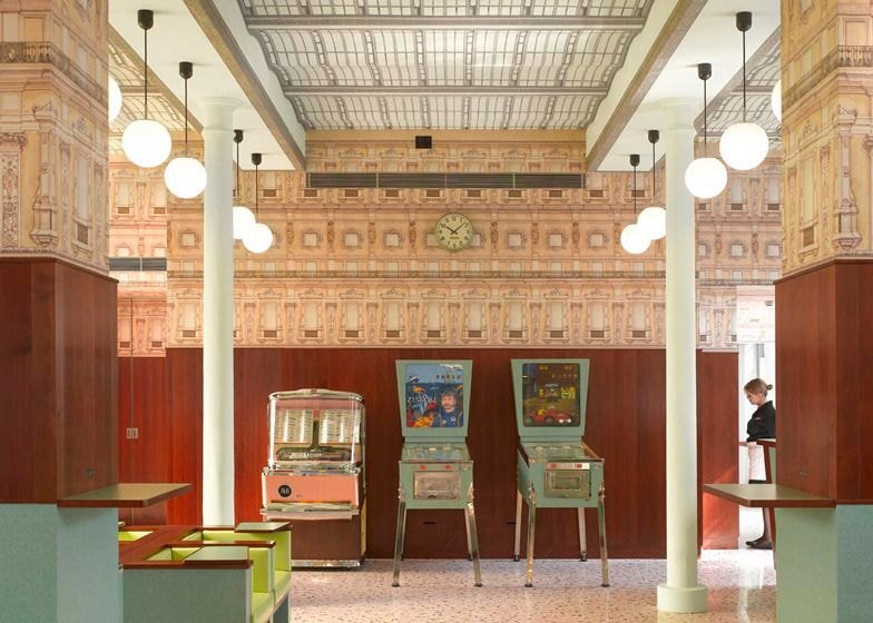 웨스 앤더슨 감독이 디자인한 카페의 인테리어 디테일.jpg | 인스티즈