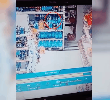 편의점에서 누가 먹고튄듯한 탄산음료가 있어서 cctv를 돌려봤더니..gif | 인스티즈