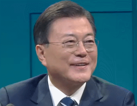 많은 생각이 들게하는 문재인 대통령과 김정숙여사님 표정..gif | 인스티즈